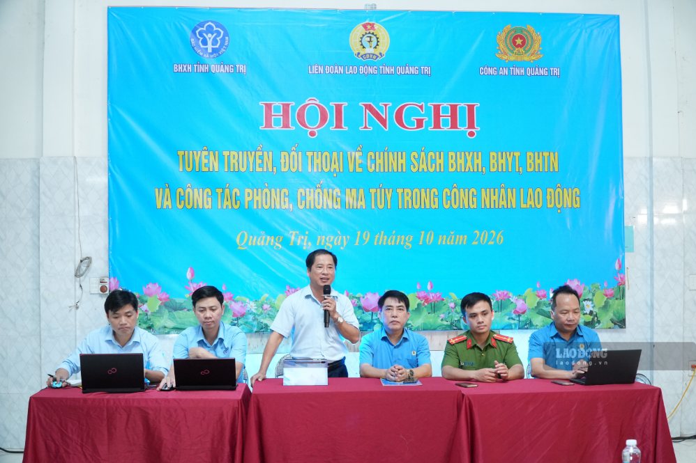 Đại diện các cơ quan chức năng và tổ chức công đoàn giải đáp những thắc mắc của người lao động (ảnh chụp ngày 19.10). Ảnh: Thanh Trung