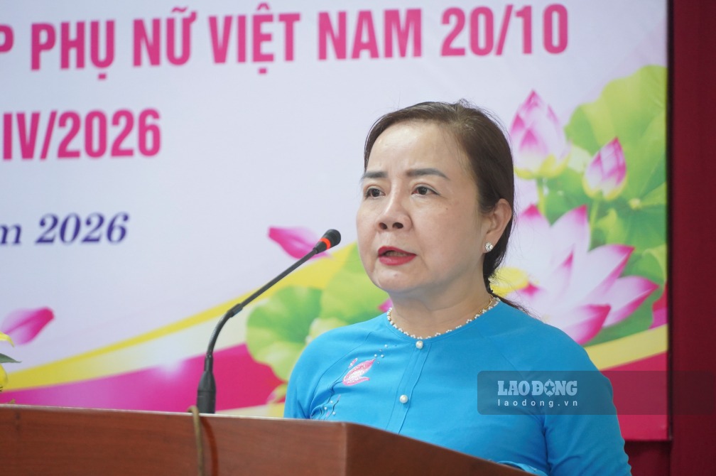Bà Nguyễn Thị Phương Kiều – Chủ tịch Công đoàn cơ sở LĐLĐ TP Cần Thơ phát biểu tại buổi họp mặt. Ảnh: Tạ Quang (ảnh chụp ngày 19.10)