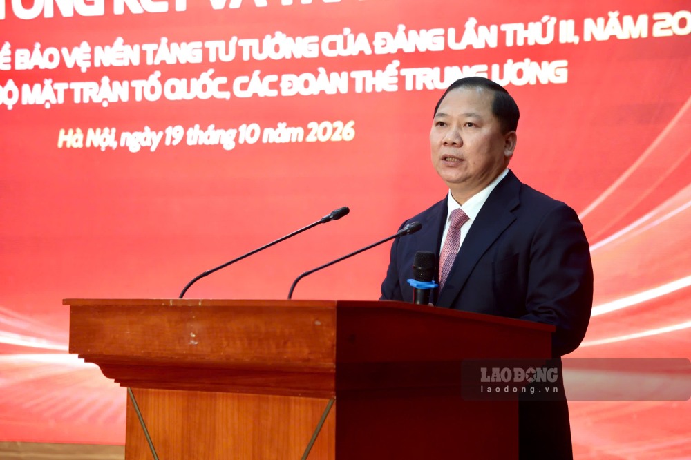 Ông Nguyễn Phi Long, Ủy viên Trung ương Đảng, Phó Bí thư Thường trực Đảng ủy Dân vận, Mặt trận và các đoàn thể Trung ương, Phó Chủ tịch Ủy ban Trung ương Mặt trận Tổ quốc Việt Nam phát biểu tại Lễ trao giải. Ảnh: Việt Anh