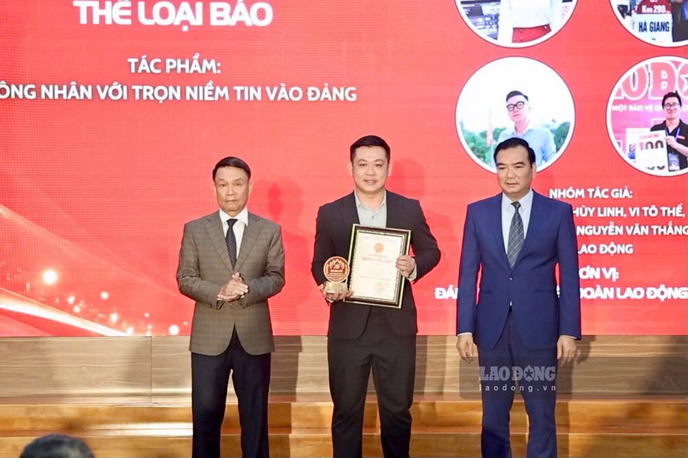 Phóng viên Vi Tô Thế - Trung tâm Truyền thông Đa phương tiện, Báo Lao Động .đại diện nhóm tác giả nhận giải Khuyến khích với loạt bài “Công nhân với trọn niềm tin vào Đảng”. Ảnh: Việt Anh