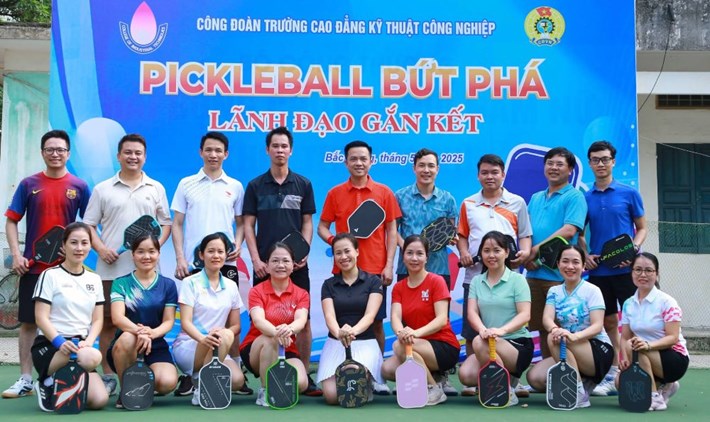 Bà Cao Thị Mai Phương (thứ 5 từ trái sang) của các cán bộ, giảng viên, đoàn viên tham gia giải thể thao do Công đoàn nhà trường phối hợp tổ chức. Ảnh: Nhân vật cung cấp