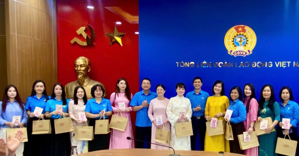 Đại diện lãnh đạo Tổng LĐLĐVN chúc mừng tặng quà nữ cán bộ, đoàn viên, người lao động cơ quan Tổng LĐLĐVN. Ảnh: Văn Nhì