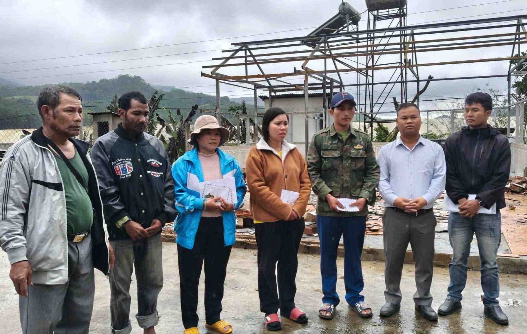 Thăm hỏi, hỗ trợ hai hộ dân bị cháy nhà ở Lâm Đồng