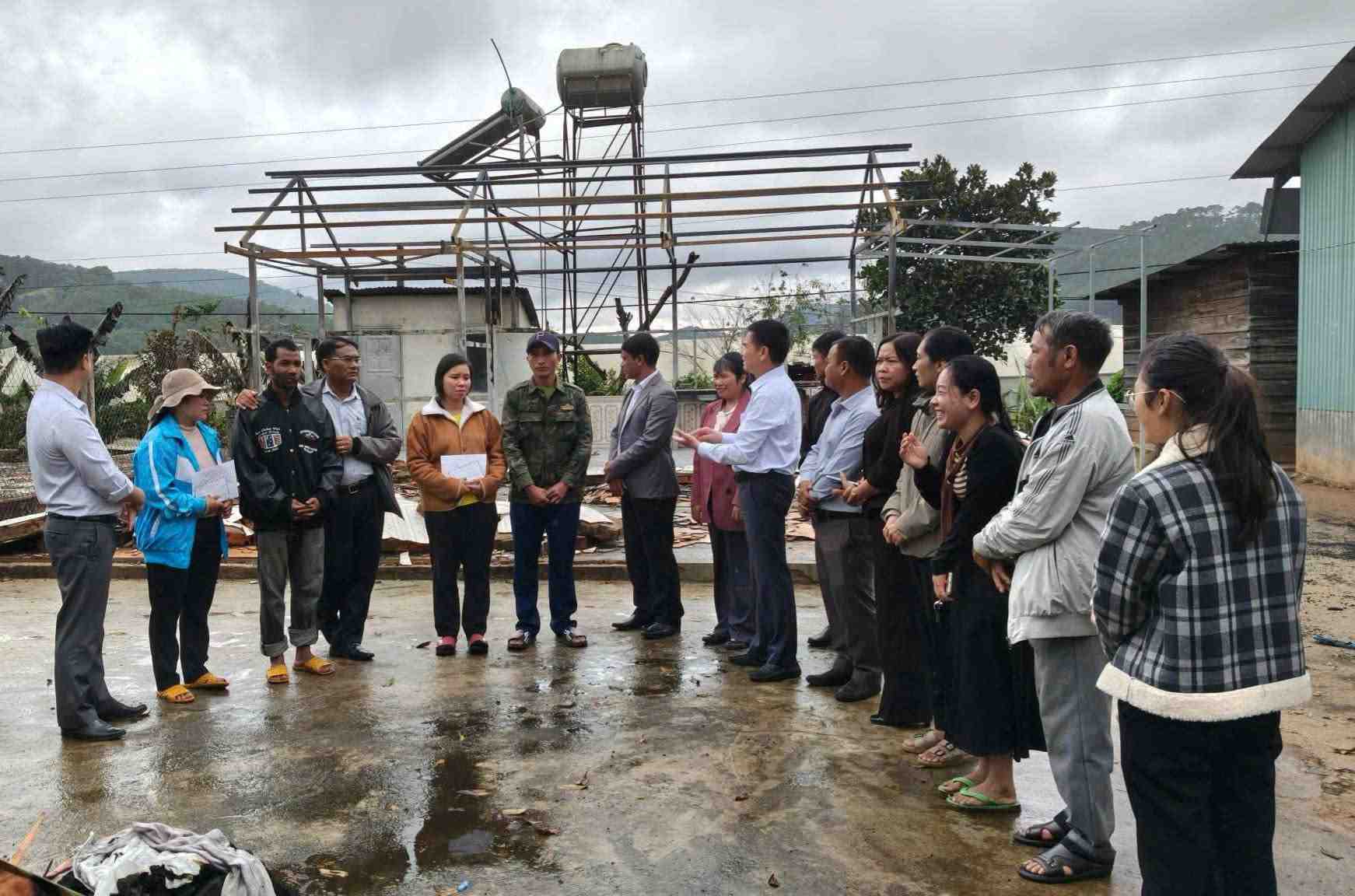 Lãnh đạo xã Lạc Dương đến thăm hỏi, trao hỗ trợ 2 hộ dân bị cháy nhà. Ảnh: Anh Tuấn 