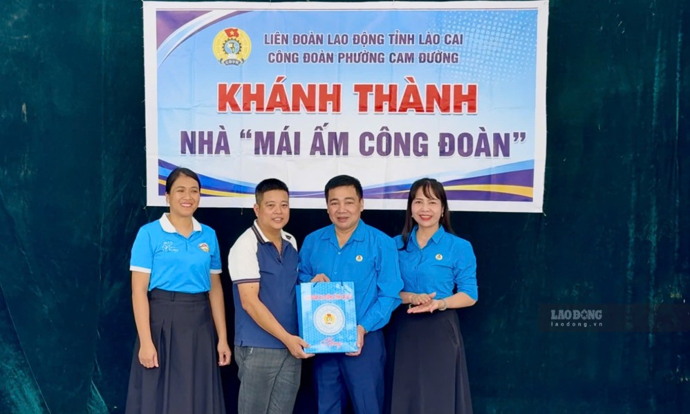 Liên đoàn Lao động tỉnh Lào Cai tặng quà cho gia đình đoàn viên