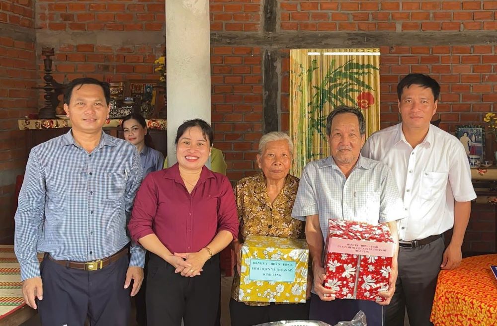 Lãnh đạo xã Thuận Mỹ, tỉnh Tây Ninh trao tặng quà cho hộ gia đình khó khăn  ngày 1.10. Ảnh: UBND xã Thuận Mỹ