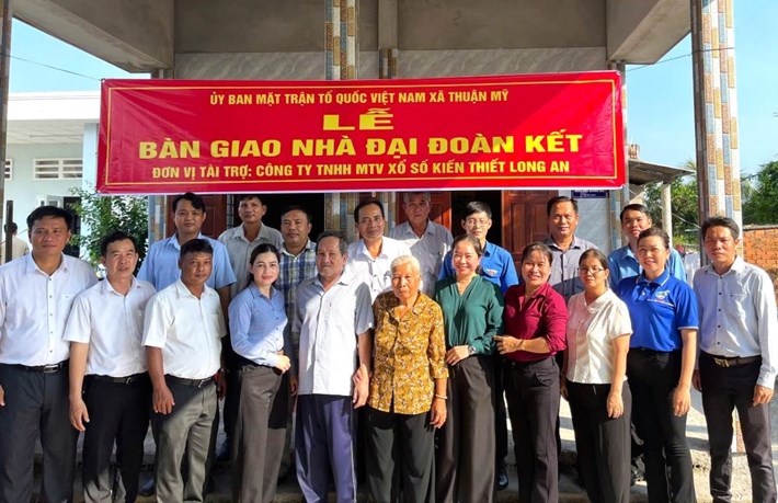 Ủy ban MTTQ Việt Nam xã Thuận Mỹ bàn giao nhà Đại đoàn kết cho hộ gia đình có hoàn cảnh khó khăn ngày 1.10. Ảnh: UBND xã Thuận Mỹ