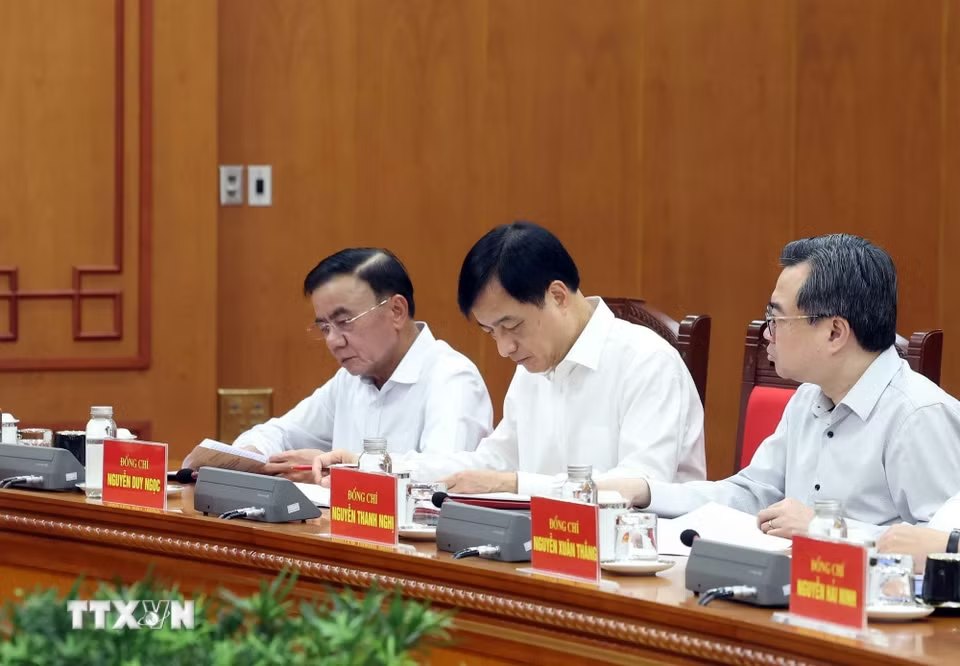Ủy viên Bộ Chính trị, Thường trực Ban Bí thư Trần Cẩm Tú (thứ nhất từ trái qua) và các đại biểu tại cuộc làm việc. Ảnh: TTXVN