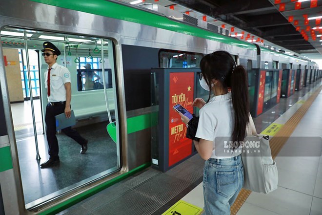 Hành khách đi xe buýt, tàu điện có thể dùng chung một thẻ vé duy nhất. Ảnh minh họa: Tô Thế chụp tháng 9.2025