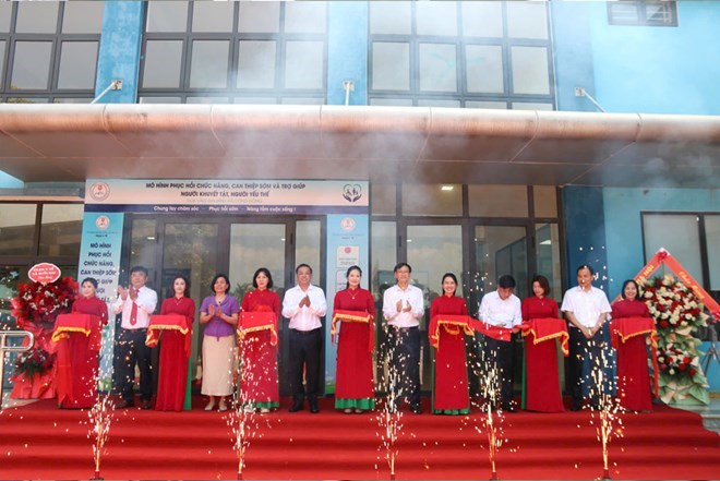 Các đại biểu cắt băng khai trương mô hình phục hồi chức năng, can thiệp sớm và trợ giúp người khuyết tật, người yếu thế dựa vào gia đình và cộng đồng tại xã Ba Vì, Hà Nội. Ảnh: Sở Y tế Hà Nội