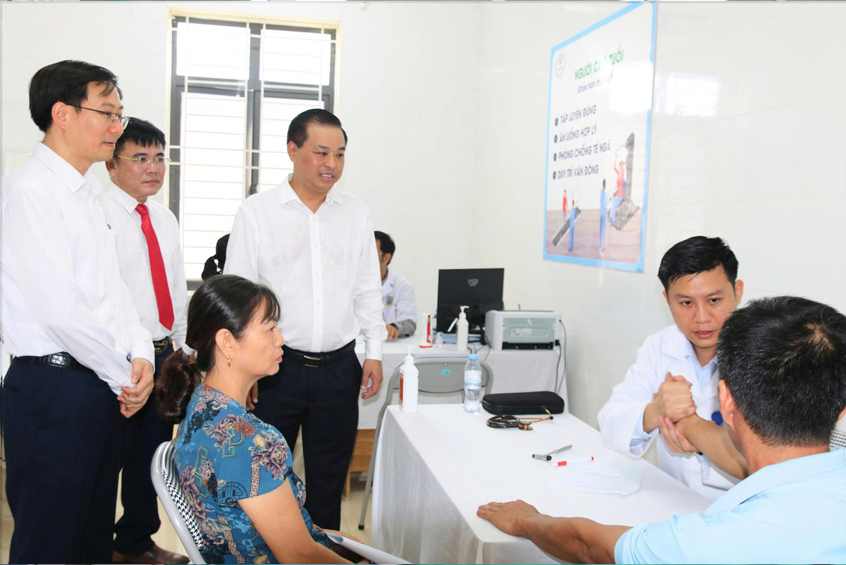 Ngay sau khai trương, nhiều người dân địa phương đã đến để tập phục hồi chức năng. Ảnh: Sở Y tế Hà Nội