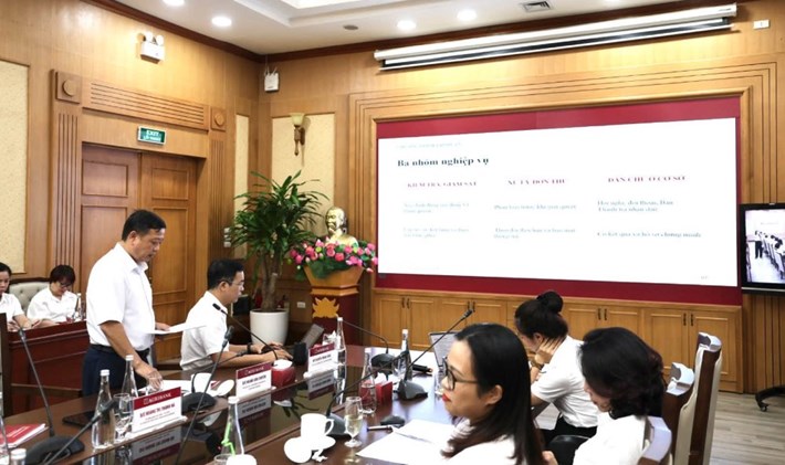 Đồng chí Hoàng Văn Chuyên - Phó Chủ tịch Công đoàn Agribank trao đổi, hướng dẫn nghiệp vụ công tác kiểm tra, giám sát và thực hiện Quy chế dân chủ ở cơ sở tại Hội nghị. Ảnh: Công đoàn Agribank