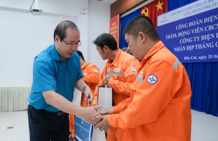 Chủ tịch Công đoàn Điện lực Việt Nam Đỗ Đức Hùng thăm hỏi, động viên và trao tận tay những phần quà ý nghĩa cho người lao động có hoàn cảnh khó khăn. Ảnh: Công đoàn Điện lực Việt Nam
