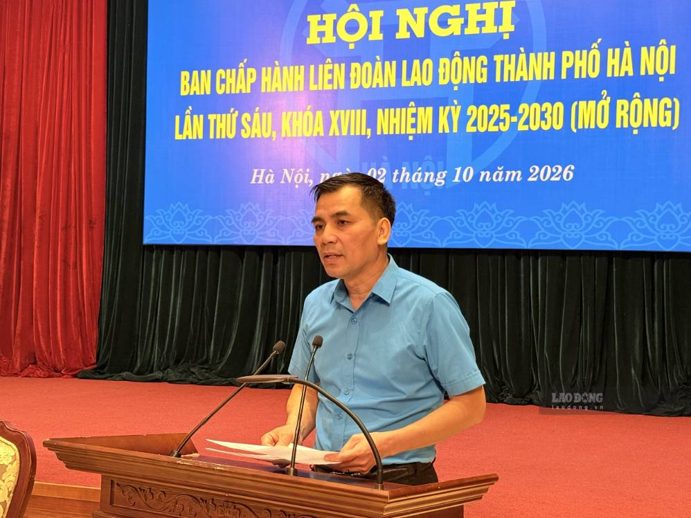 Ông Lê Đình Hùng - Phó Chủ tịch Thường trực LĐLĐ Thành phố Hà Nội trình bày dự thảo Báo cáo Kết quả công tác Công đoàn và phong trào CNVCLĐ Thủ đô quý III, nhiệm vụ trọng tâm quý IV năm 2026. Ảnh: Kiều Vũ