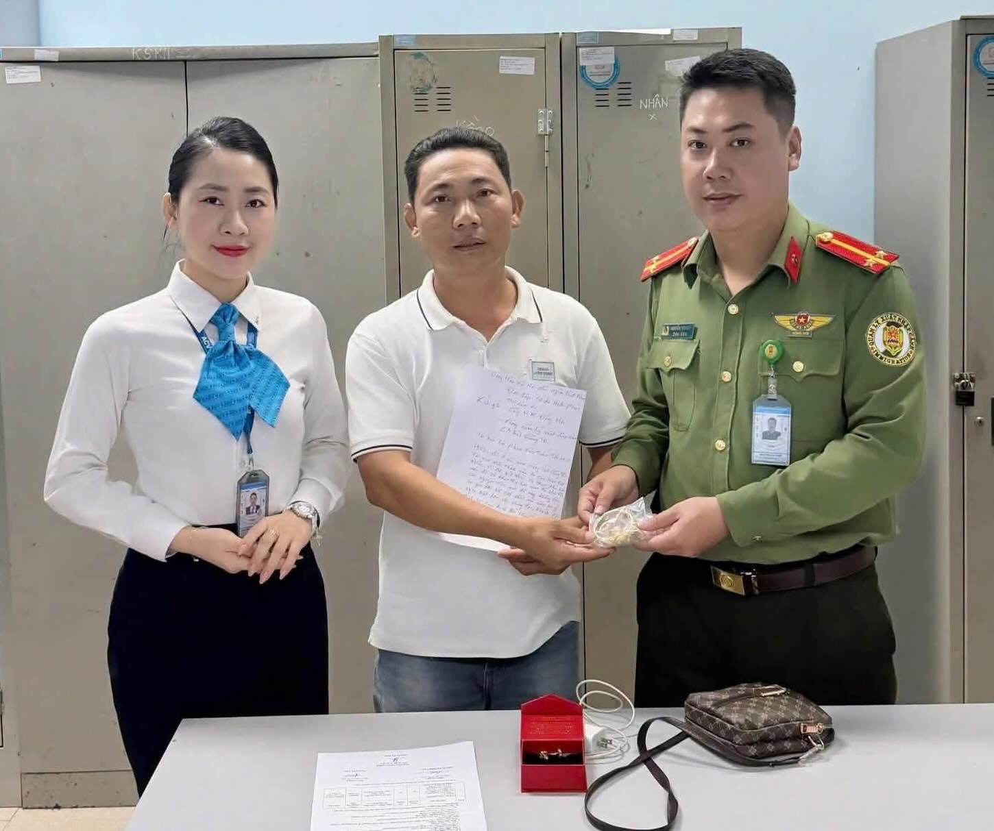 An ninh hàng không trao trả túi xách có trang sức cho hành khách