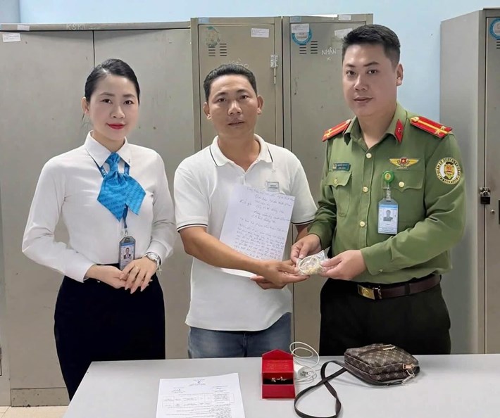 Lực lượng kiểm soát an ninh hàng không trao trả túi xách chứa nhiều trang sức cho người thân của hành khách đánh rơi tại sân bay Đồng Hới. Ảnh: Công an tỉnh Quảng Trị