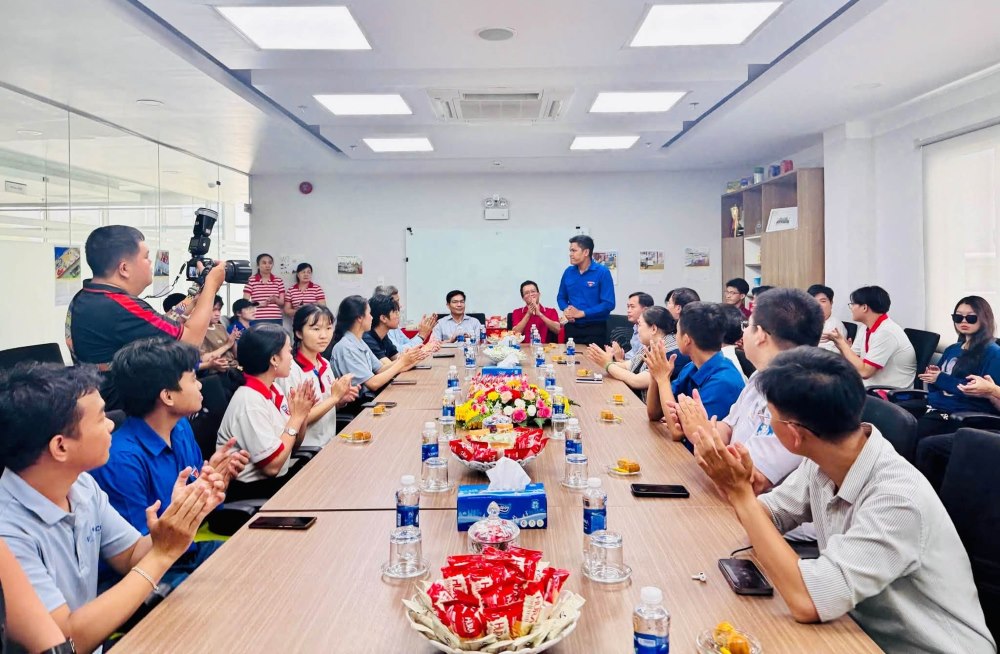 Các bạn đoàn viên, thanh niên xã Mỹ Yên được trao đổi, học hỏi khởi nghiệp từ chuyến đi đến doanh nghiệp trên địa bàn ngày 1.10. Ảnh: Thanh niên Mỹ Yên