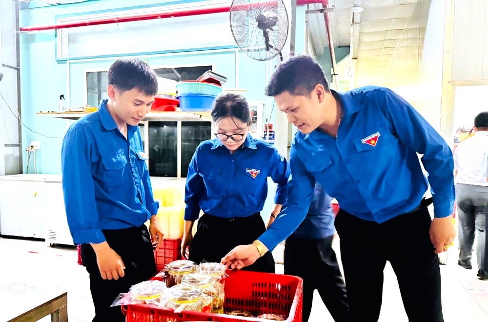 Anh Huỳnh Công Hưởng - Bí thư Đoàn Thanh niên xã Mỹ Yên (Bìa phải) cùng các bạn đoàn viên tham quan doanh nghiệp trên địa bàn ngày 1.10. Ảnh: Đoàn Than niên Mỹ Yên