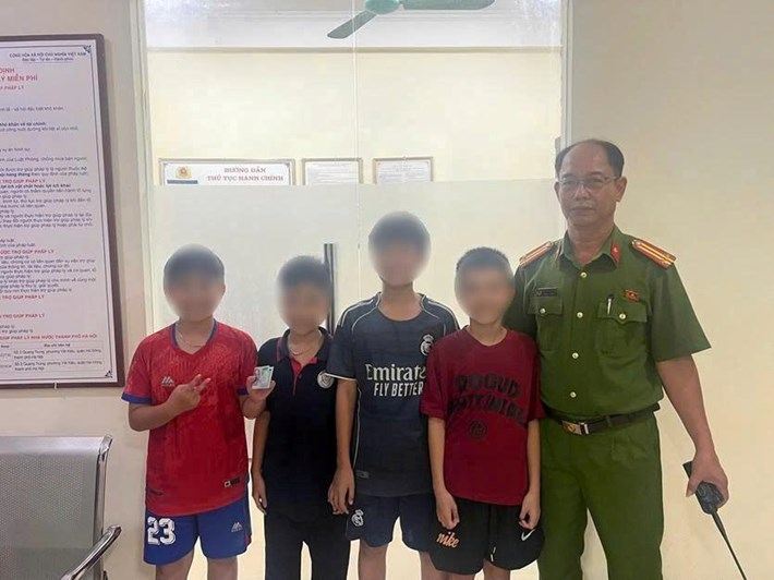 4 em học sinh mang tiền đến trụ sở Công an phường Thượng Cát nhờ tìm người đánh rơi để trả lại. Ảnh: Công an TP Hà Nội