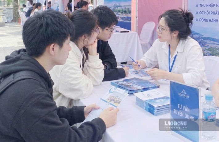 Doanh nghiệp tuyển dụng nhân sự tại phiên giao dịch việc làm ngày 19.9 tại Hà Nội. Ảnh: Quỳnh Chi

