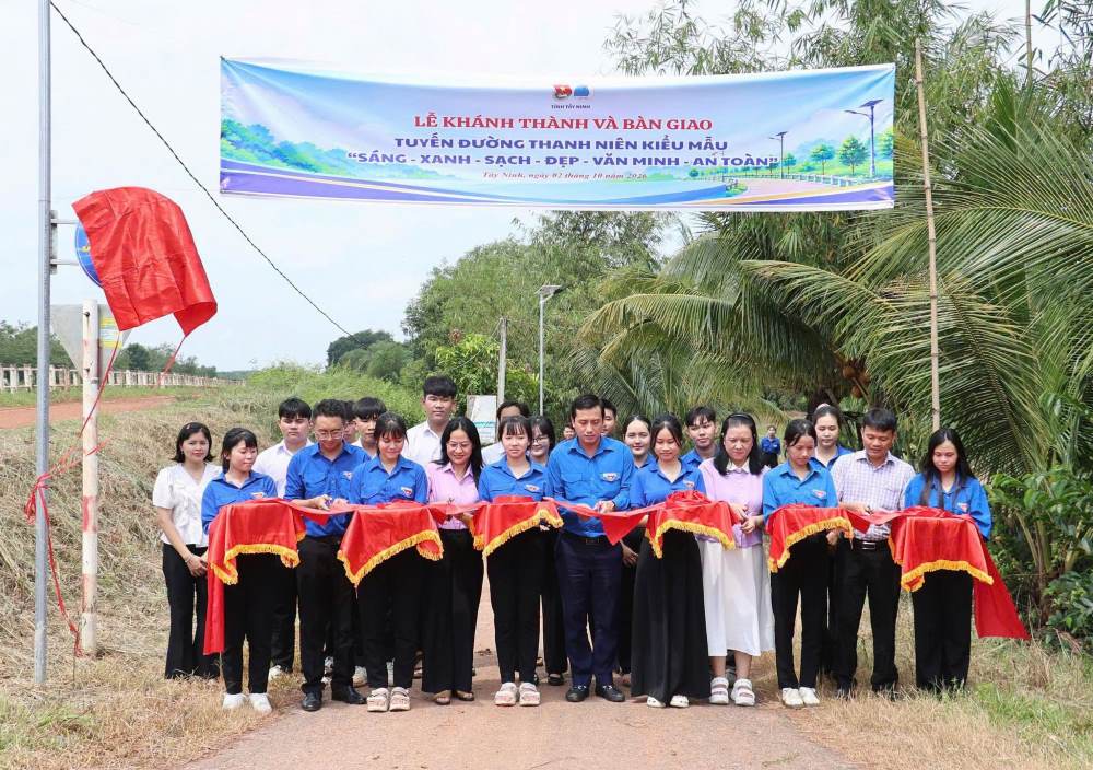 Các đại biểu tham gia cắt băng khánh thành tuyến đường công trình thanh niên vùng biên Tây Ninh ngày 2.10. Ảnh: Tỉnh đoàn Tây Ninh