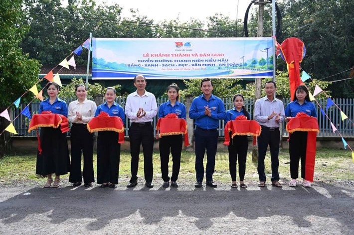 Các đại biểu tham dự chúc mừng con đường mới vùng biên Tây Ninh đưa vào sử dụng ngày 1.10. Ảnh: Tỉnh đoàn Tây Ninh