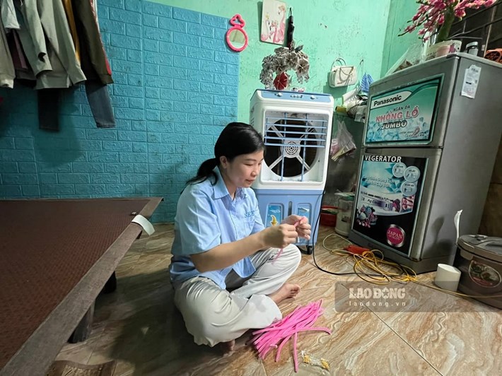 Chị Mừng thường gấp hoa sau giờ làm. Chị xem đây là thói quen, niềm vui không thể thiếu trong cuộc sống. Ảnh: Minh Hương