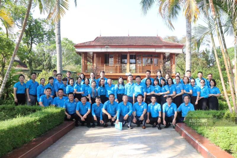Chương trình “Hành trình về địa chỉ đỏ” thu hút cán bộ Công đoàn tỉnh Lào Cai tham gia. Ảnh: Mạnh Hùng
