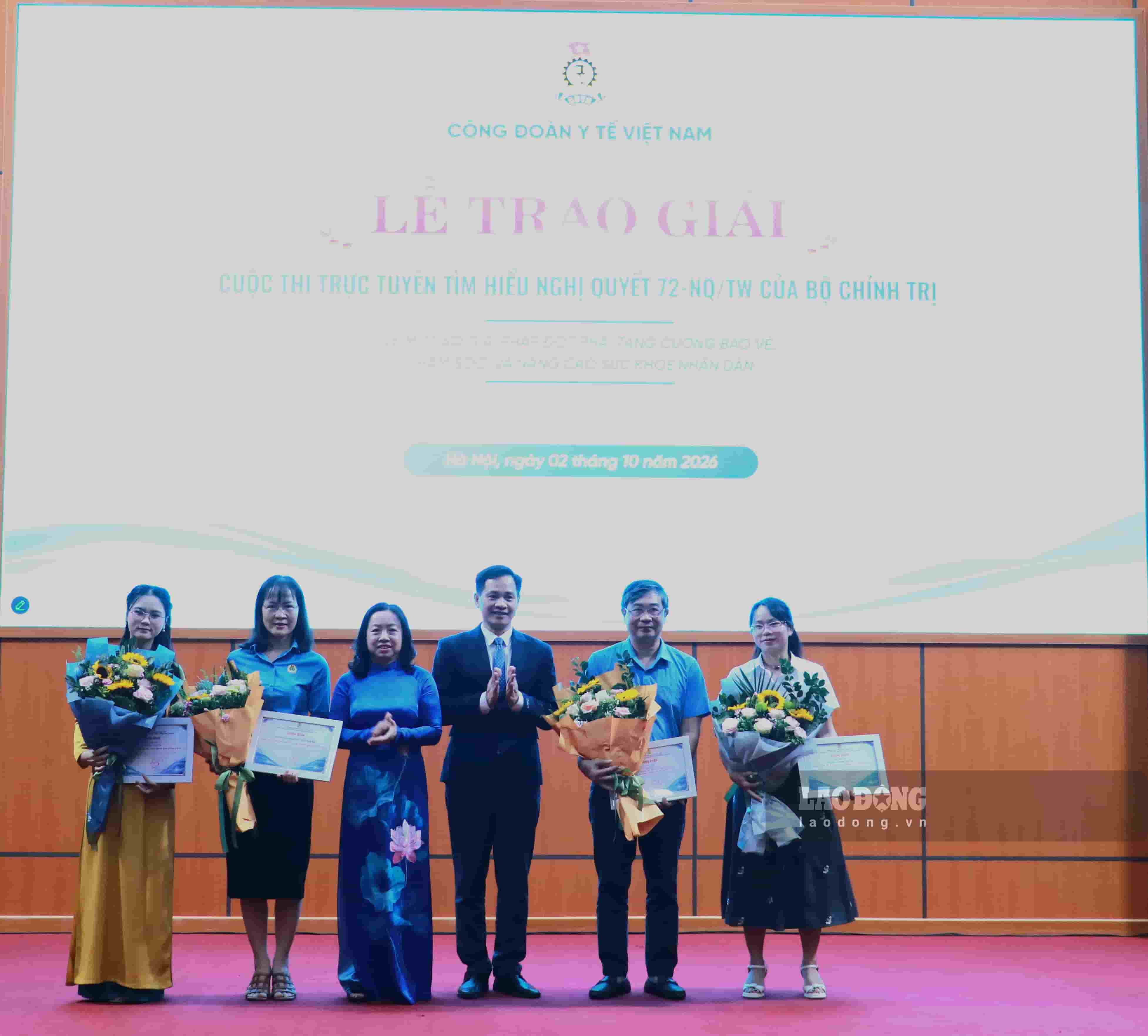 Bà Thái Thu Xương (thứ 3 từ trái qua) - Phó Chủ tịch Tổng Liên đoàn Lao động Việt Nam và đại diện lãnh đạo Bộ Y tế trao giải cho các tập thể có thành tích xuất sắc trong cuộc thi. Ảnh: Phương Minh. 
