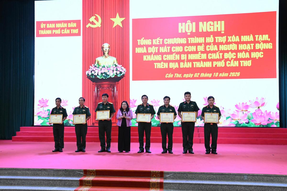 Bà Hồ Thị Cẩm Đào - Chủ tịch Ủy ban Mặt trận Tổ quốc Việt Nam TP Cần Thơ trao bằng khen. Ảnh: Nguyễn Thắng (Bộ CHQS TP Cần Thơ)