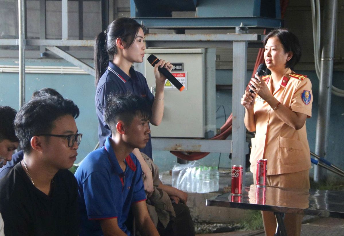 Người lao động giao lưu trả lời tình huống an toàn giao thông. Ảnh: LĐLĐ TP Hải Phòng