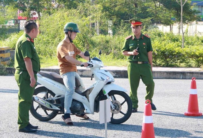 Người lao động được hướng dẫn kĩ năng lái xe an toàn. Ảnh: LĐLĐ TP Hải Phòng