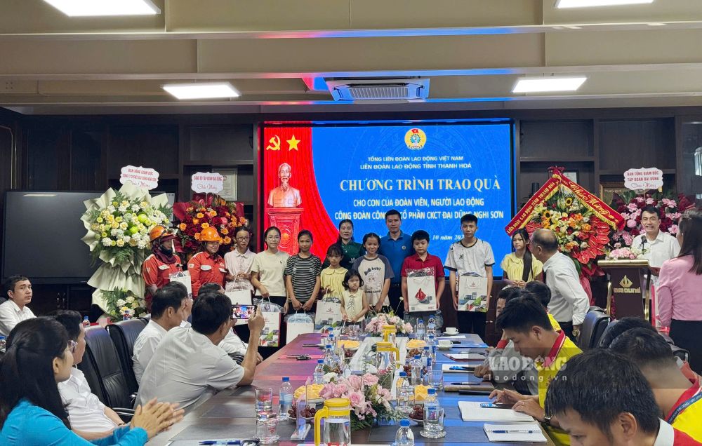 Đại diện lãnh đạo LĐLĐ tỉnh Thanh Hóa trao 20 suất quà cho con công nhân, người lao động có hoàn cảnh khó khăn. Ảnh: Minh Hoàng (chụp ngày 2.10.2026)