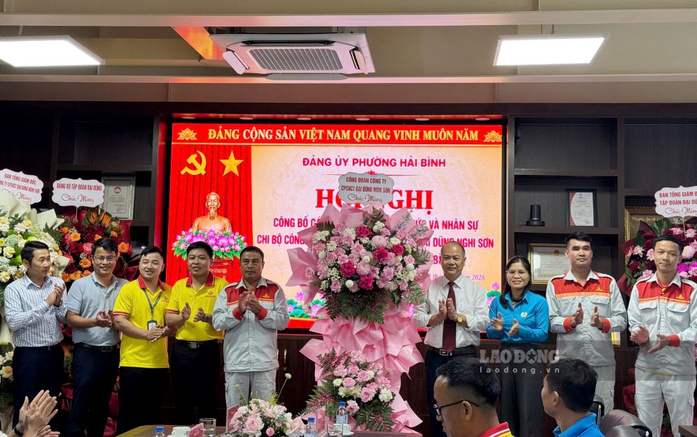 Tặng hoa chúc mừng Chi bộ Công ty Cổ phần Cơ khí Chế tạo Đại Dũng Nghi Sơn. Ảnh: Minh Hoàng (chụp ngày 2.10.2026)