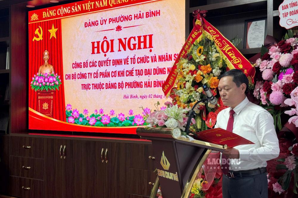 Đại diện Đảng ủy phường Hải Bình công bố quyết định thành lập Chi bộ Công ty Cổ phần Cơ khí Chế tạo Đại Dũng Nghi Sơn. Ảnh: Minh Hoàng (chụp ngày 2.10.2026)