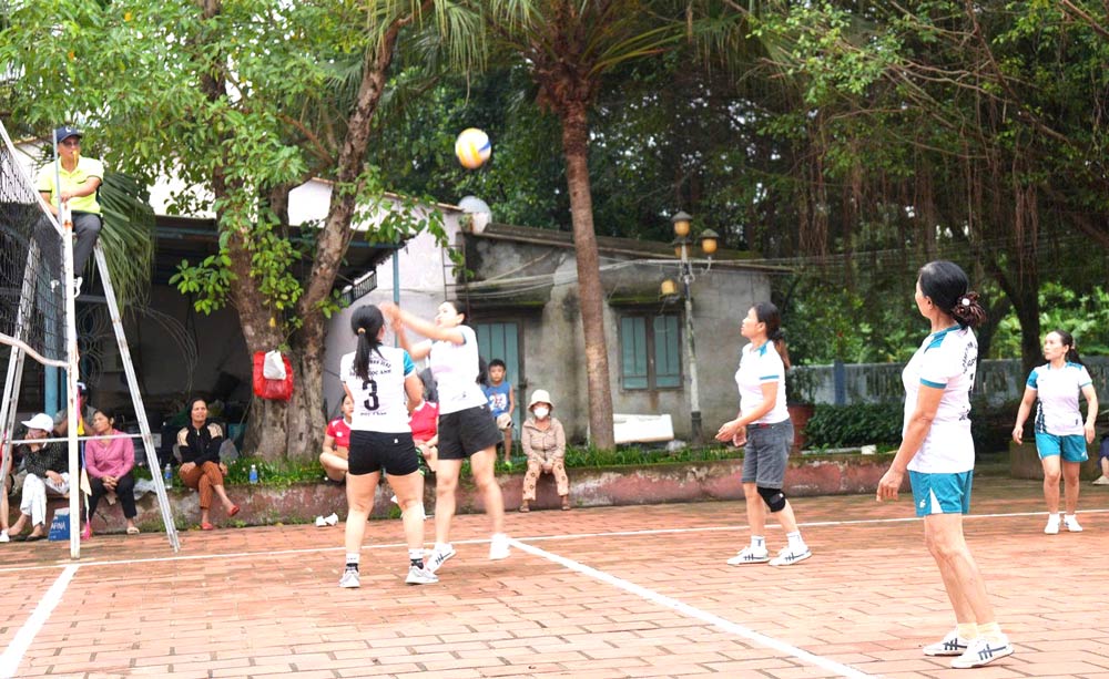 chương trình giao lưu bóng chuyền với 5 đội đến từ 3 cơ sở của công ty, gồm 3 đội nữ và 2 đội nam. Ảnh: Công đoàn Nam Phước