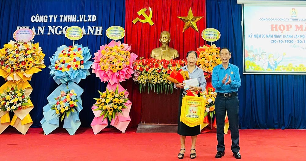 Công đoàn cơ sở biểu dương, khen thưởng 3 tập thể và 6 cá nhân tiêu biểu. Ảnh: Công đoàn Nam Phước