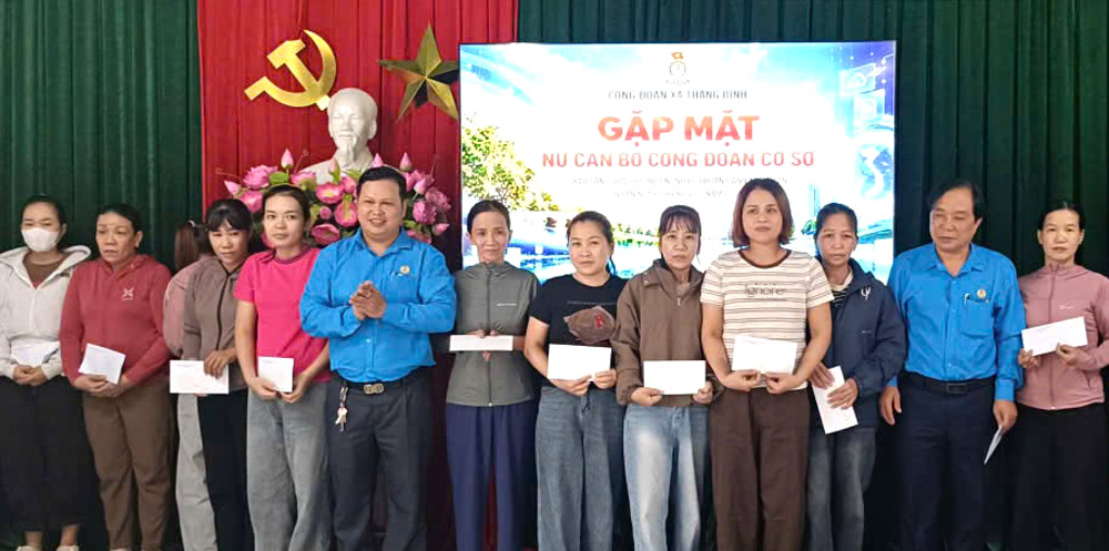Công đoàn xã Thăng Bình, Đà Nẵng trao quà hỗ trợ nữ đoàn viên, người lao động khó khăn