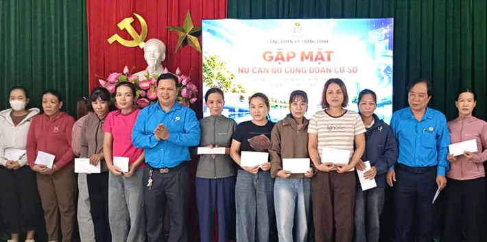 Công đoàn xã Thăng Bình, Đà Nẵng trao quà hỗ trợ nữ đoàn viên, người lao động khó khăn. Ảnh: Công đoàn Thăng Bình
