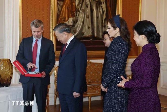 Nhà vua Frederik X trao tặng Tổng Bí thư, Chủ tịch nước Tô Lâm Huân chương Voi - Huân chương cao quý nhất của Vương quốc Đan Mạch. Ảnh: Thống Nhất/TTXVN
