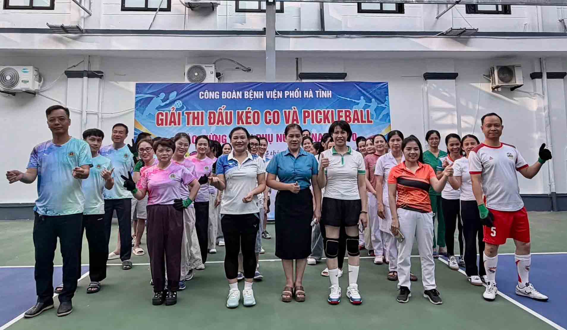 Công đoàn Bệnh viện Phổi tổ chức kéo co và giải Pickleball. Ảnh: Công đoàn Hà Tĩnh