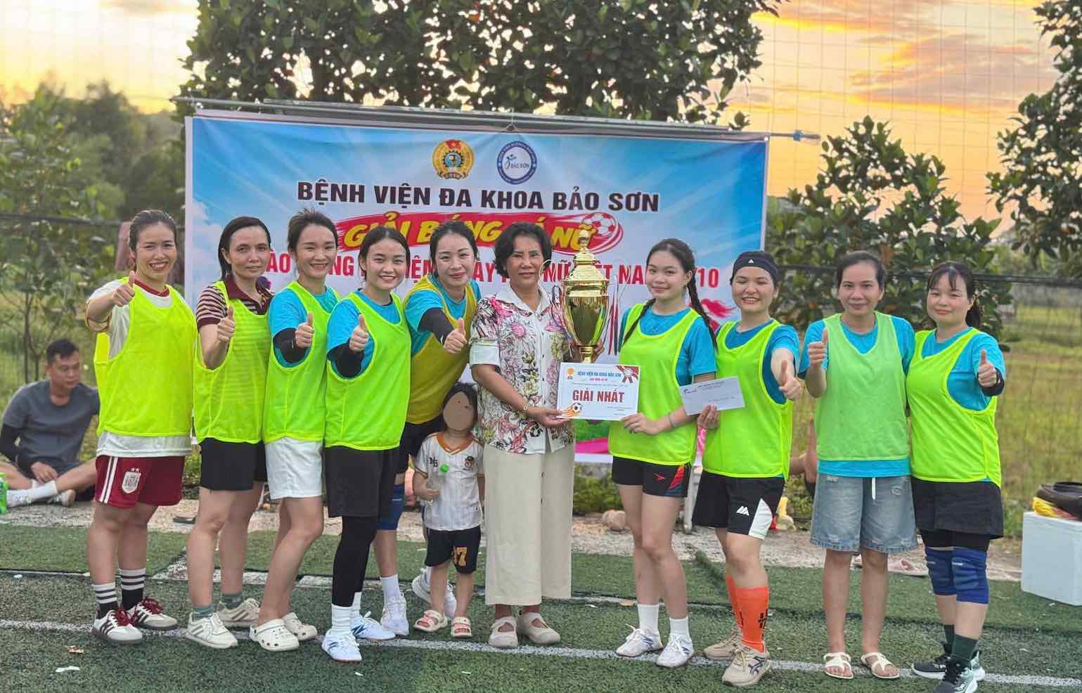 Tournoi de football féminin de solidarité des membres de l'hôpital général de Bảo Sơn