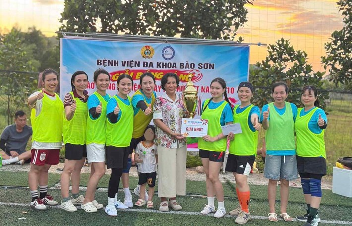 女子サッカー大会は、ゲアン省の組合員に遊び場を提供します。写真:ゲアン省労働組合