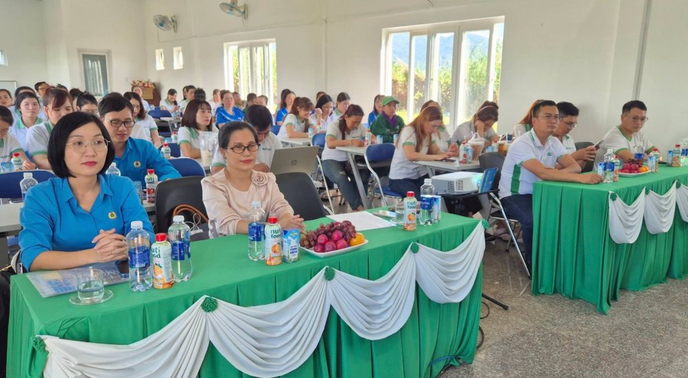 Các đoàn viên, người lao động tham gia buổi tư vấn. Ảnh: Công đoàn Pleiku 