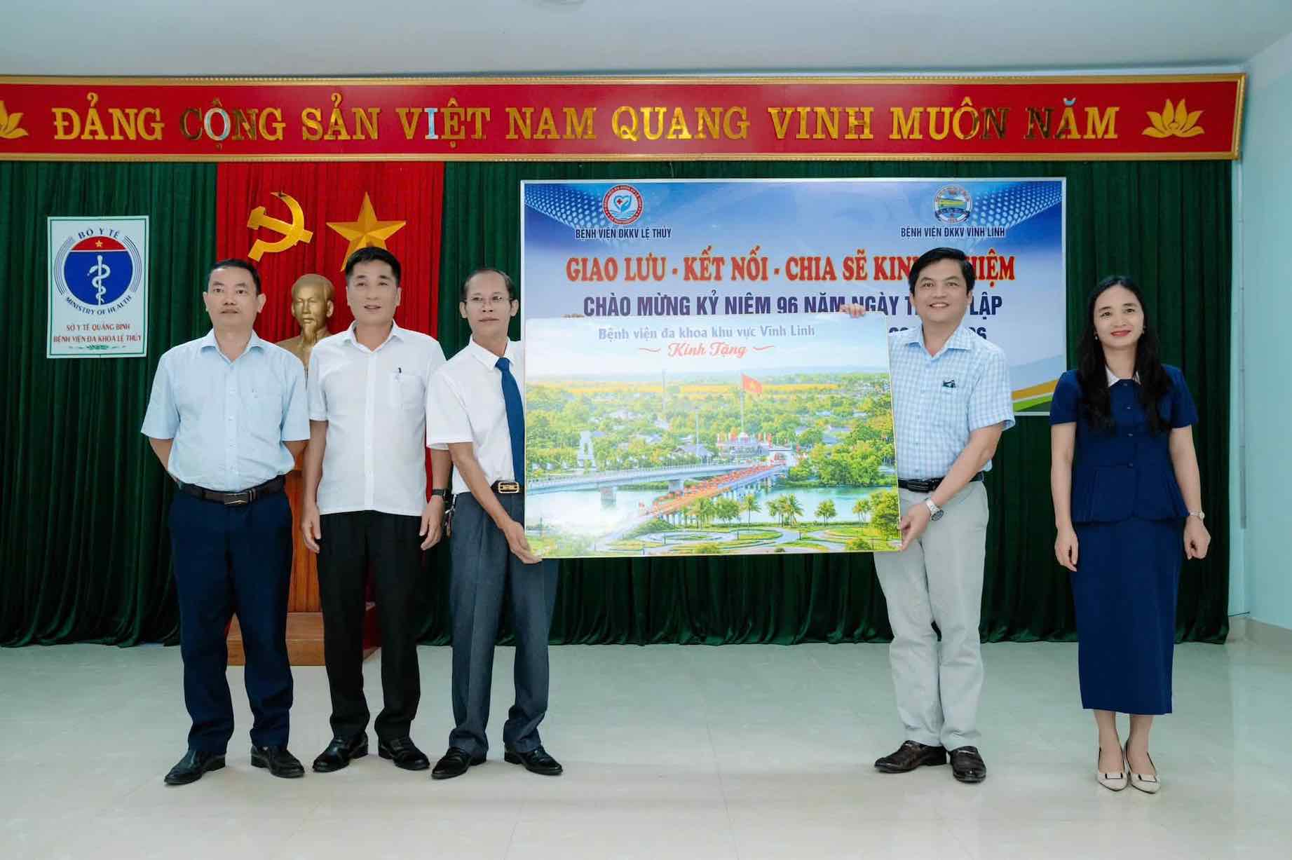 Miembros de la Unión de Mujeres de Salud de Quang Tri intercambian voleibol con motivo del 20 de octubre