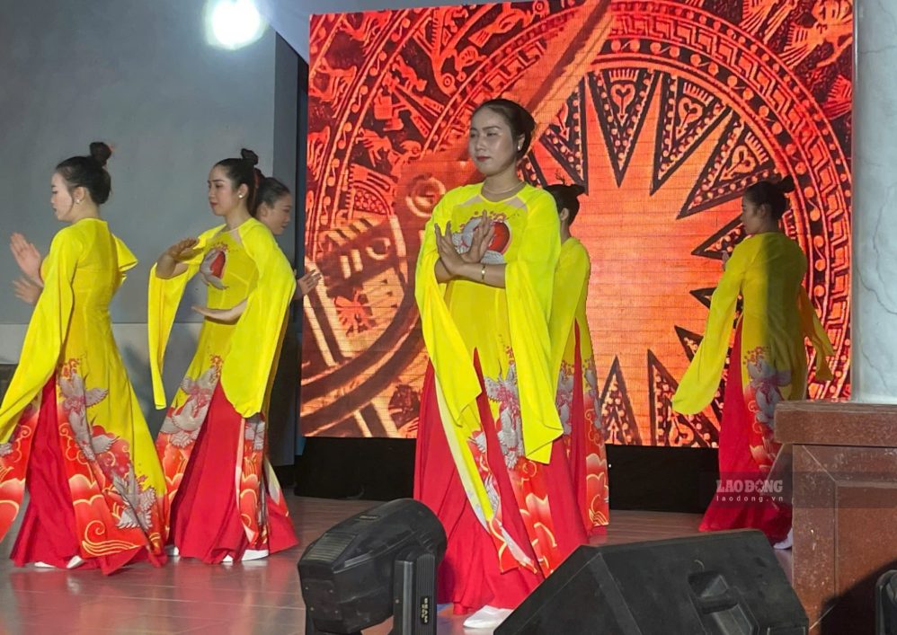 Las mujeres miembros del sindicato de Lâm Đồng participan con entusiasmo en concursos de arte y concursos de cocina para celebrar el 20 de octubre