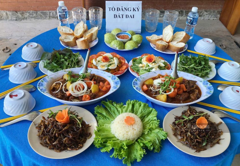 Công đoàn cơ sở Chi nhánh Văn phòng đăng ký đất đai khu vực Hàm Thuận Bắc tổ chức hội thi nấu ăn. Ảnh: Duy Tuấn (chụp tháng 10.2026).