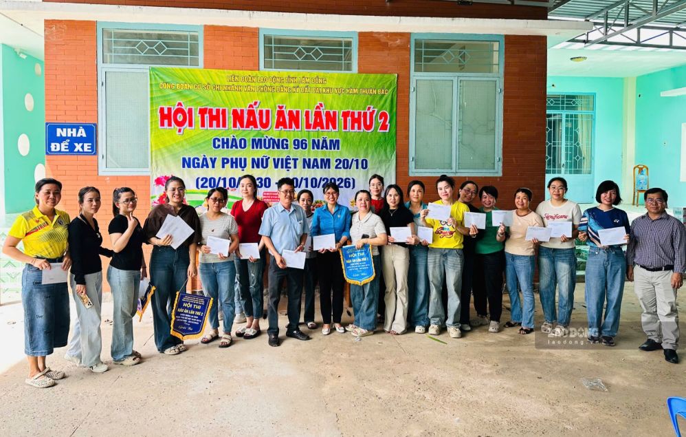 Chủ tịch Công đoàn xã Hàm Liêm trao thưởng cho các tổ nấu ăn ngon. Ảnh: Duy Tuấn (chụp tháng 10.2026).