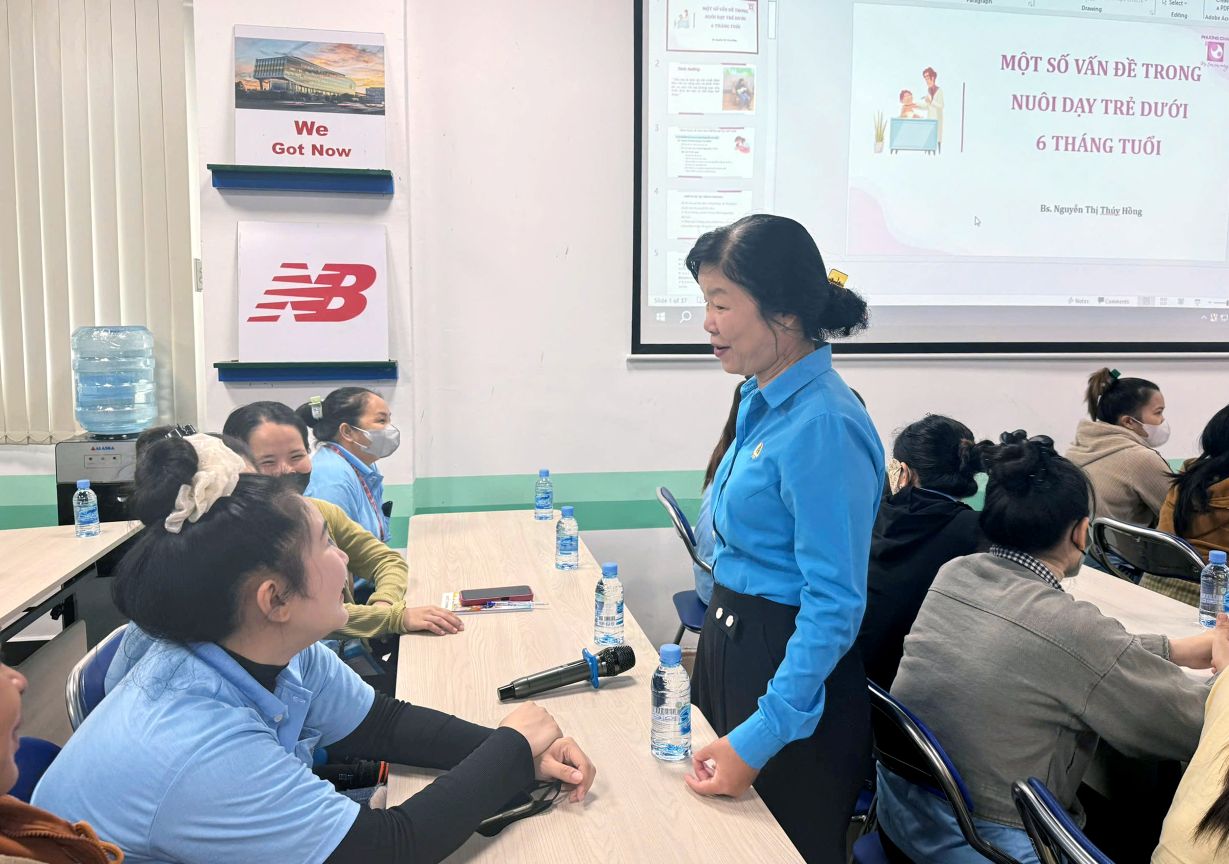 Trước giờ sinh hoạt, Chủ tịch LĐLĐ  tỉnh Đồng Tháp Huỳnh Thị Tuyết Vui đến tận bàn thăm hỏi sức khỏe các nữ đoàn viên. Ảnh: Thanh Nhàn