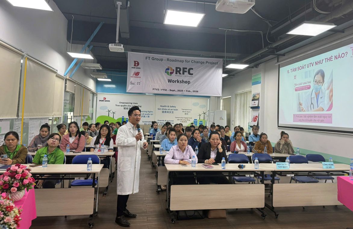 Tại buổi sinh hoạt, lao động nữ được nghe các chuyên gia truyền đạt kiến thức và trao đổi kinh nghiệm chăm sóc bé và cách nhận diện các bệnh lý phụ khoa. Ảnh: Thanh Nhàn 